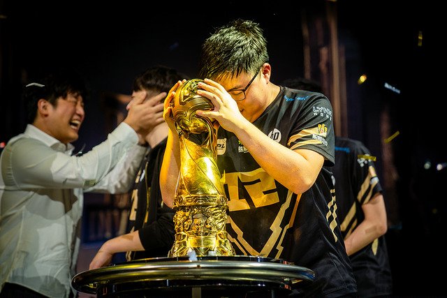 版本更新決定勝負(fù)：LPL與LCK戰(zhàn)術(shù)調(diào)整與版本解讀速度成關(guān)鍵，各賽區(qū)版本適應(yīng)能力深度解析